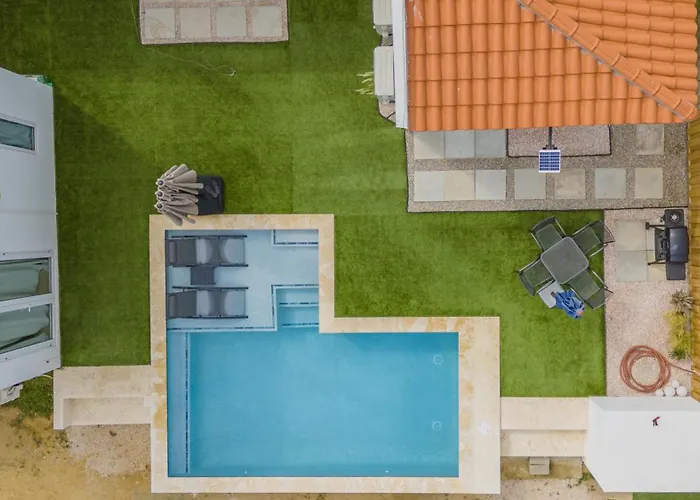 Adele'S Apartment With Pool, 5 Minutes Walk To The Beach